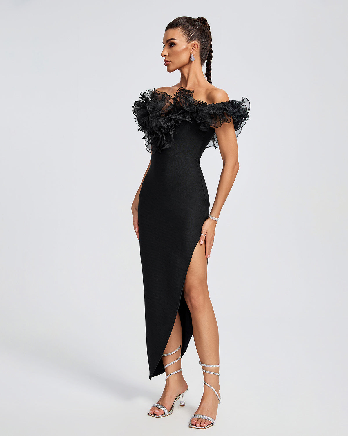 Ajda - Črna Obleka z Odprtimi Rameni in Perjem