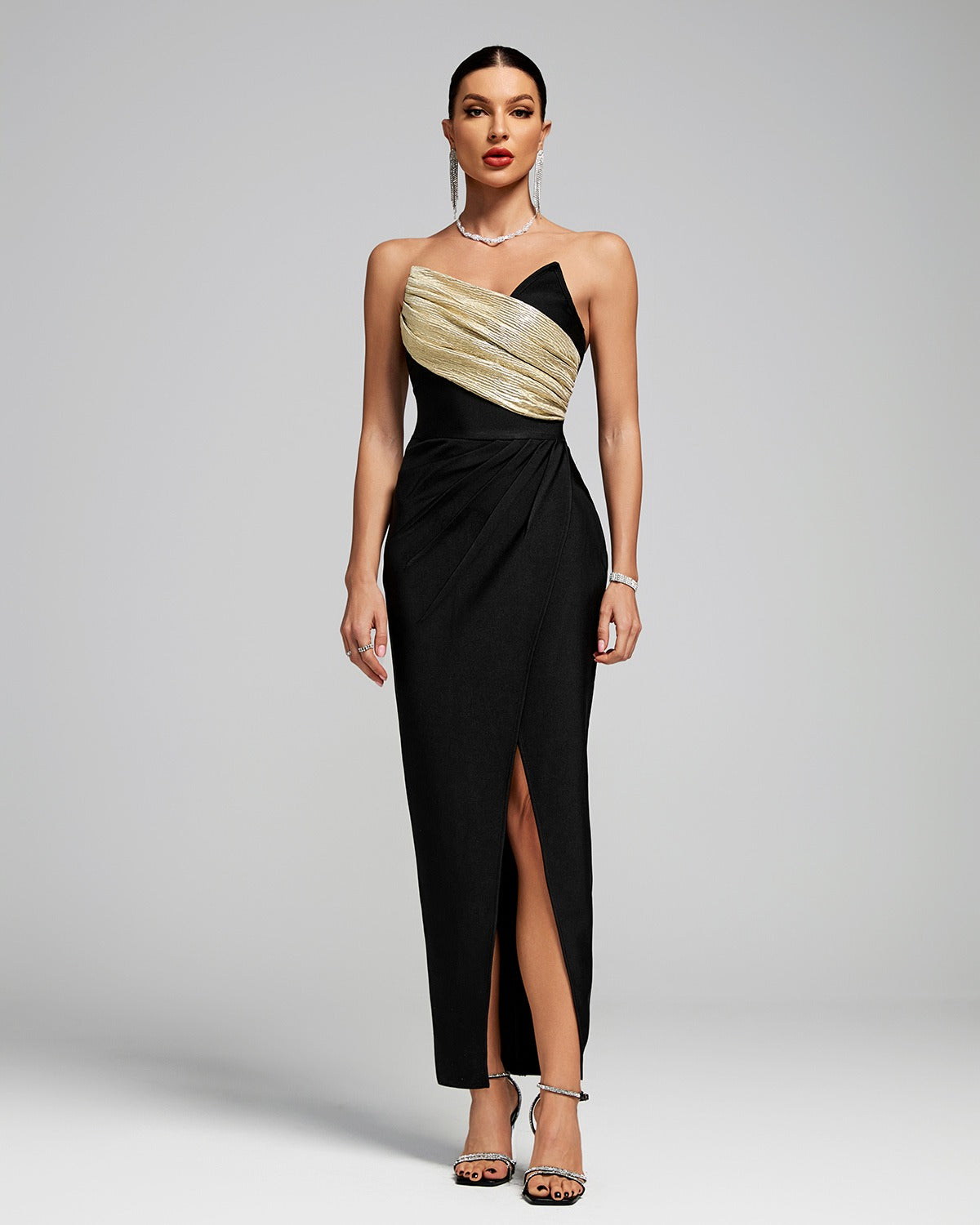 Kaja - Črna Obleka z Zlatim Detajlom