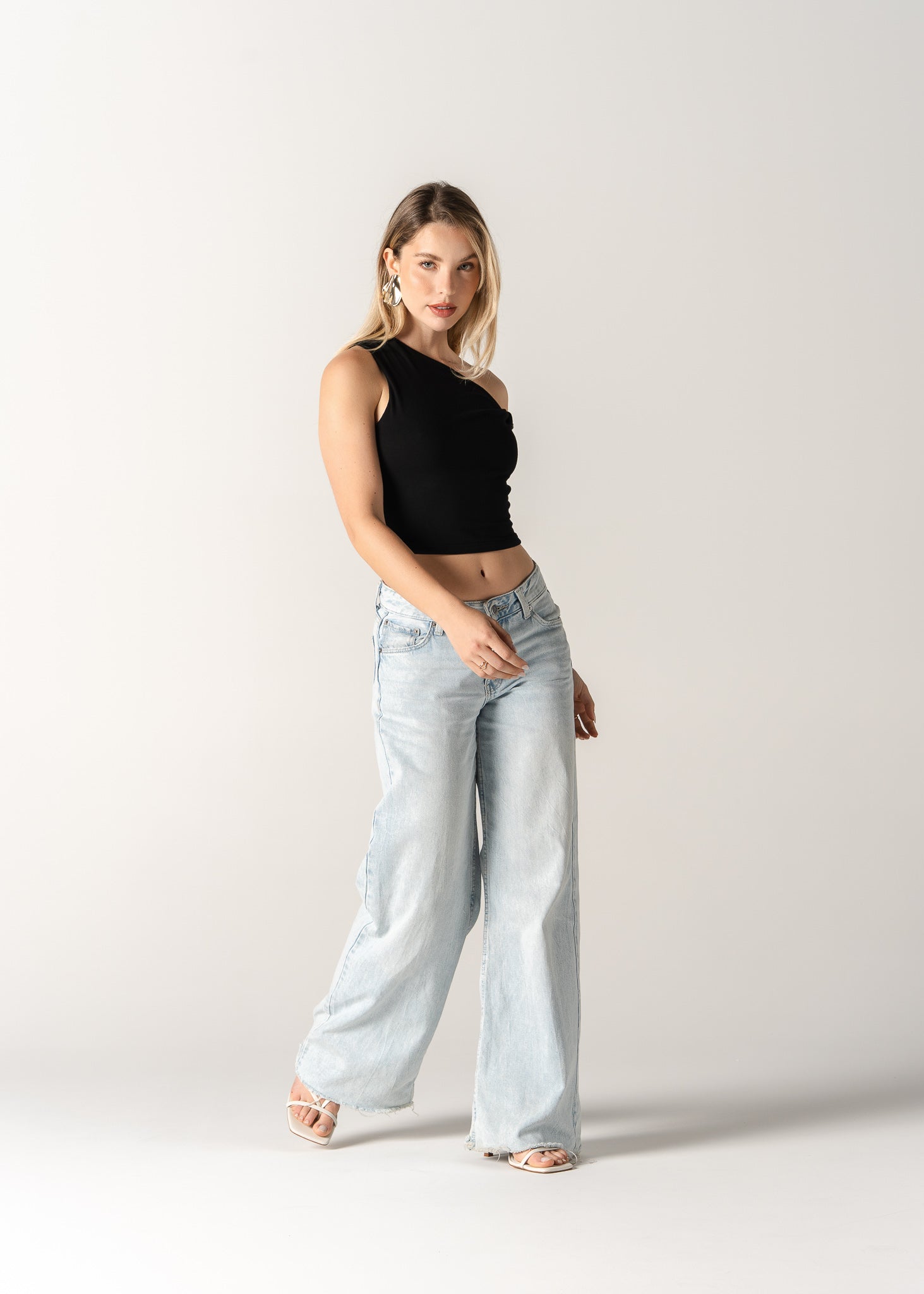 Neža - Eleganten Asimetričen Top