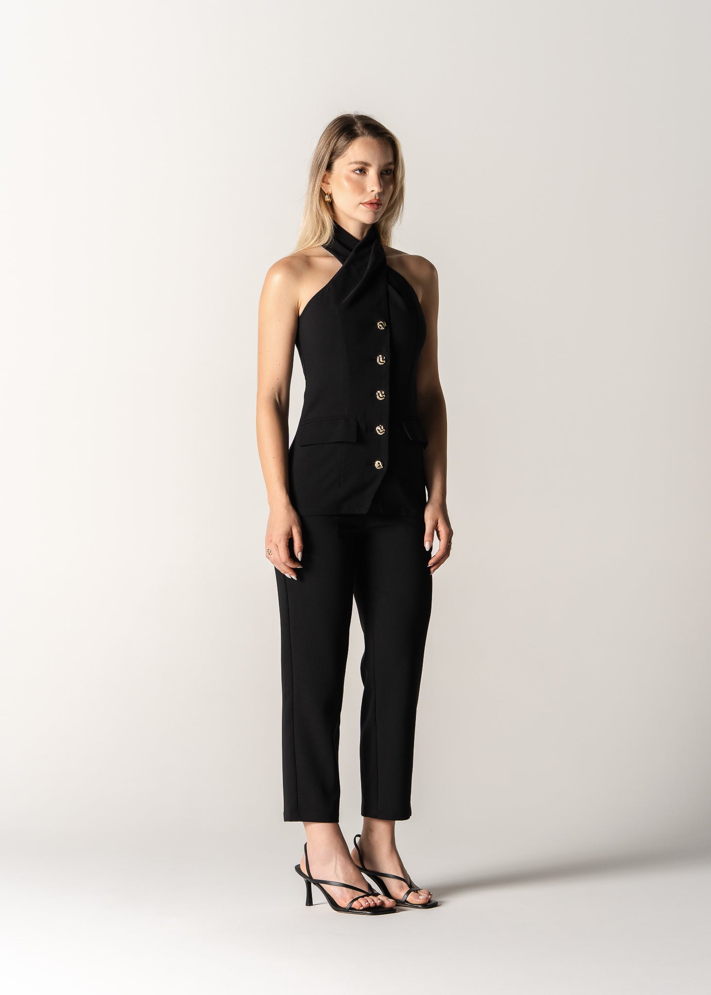 Nika - Črn Top s Prekrižanim Izrezom