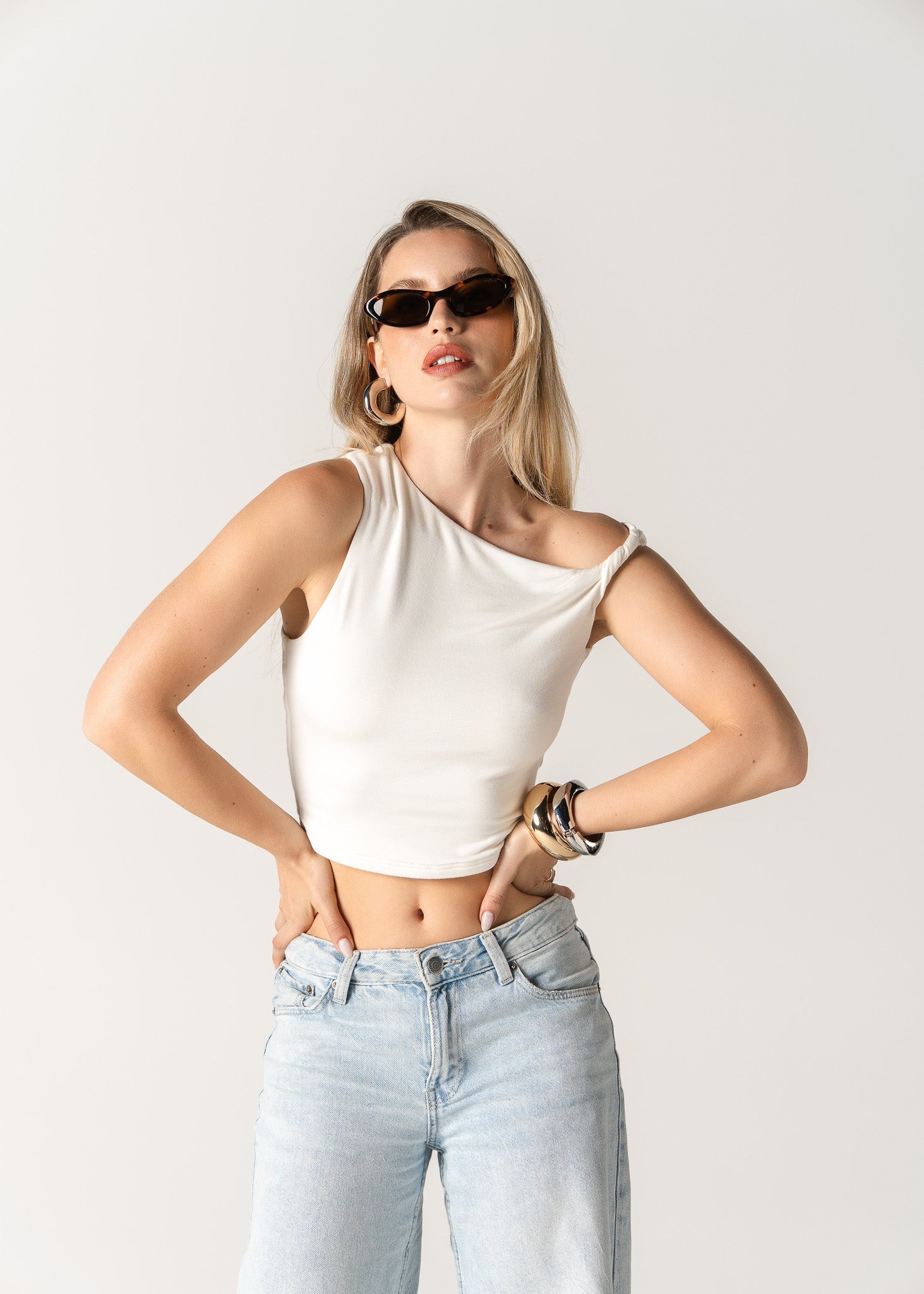 Lana - Eleganten Asimetričen Top