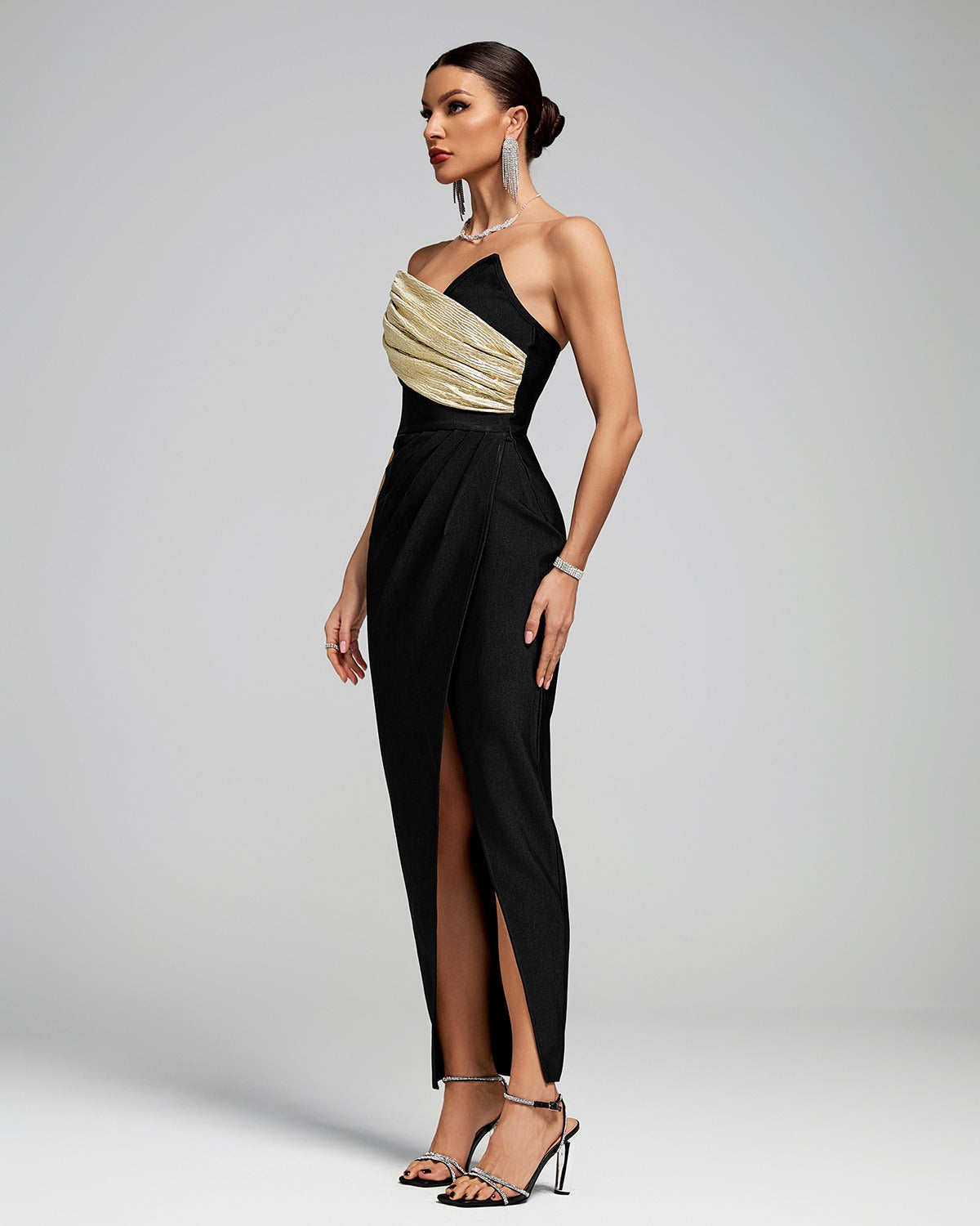 Kaja - Črna Obleka z Zlatim Detajlom