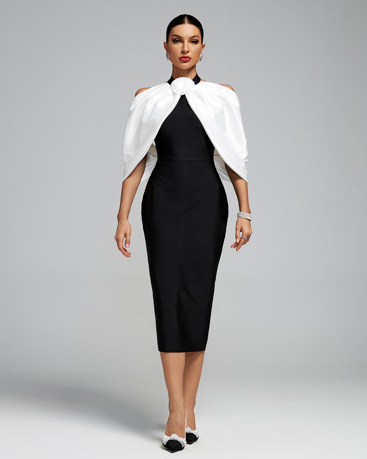 Julija - Črna Obleka z Belim Ogrinjalom