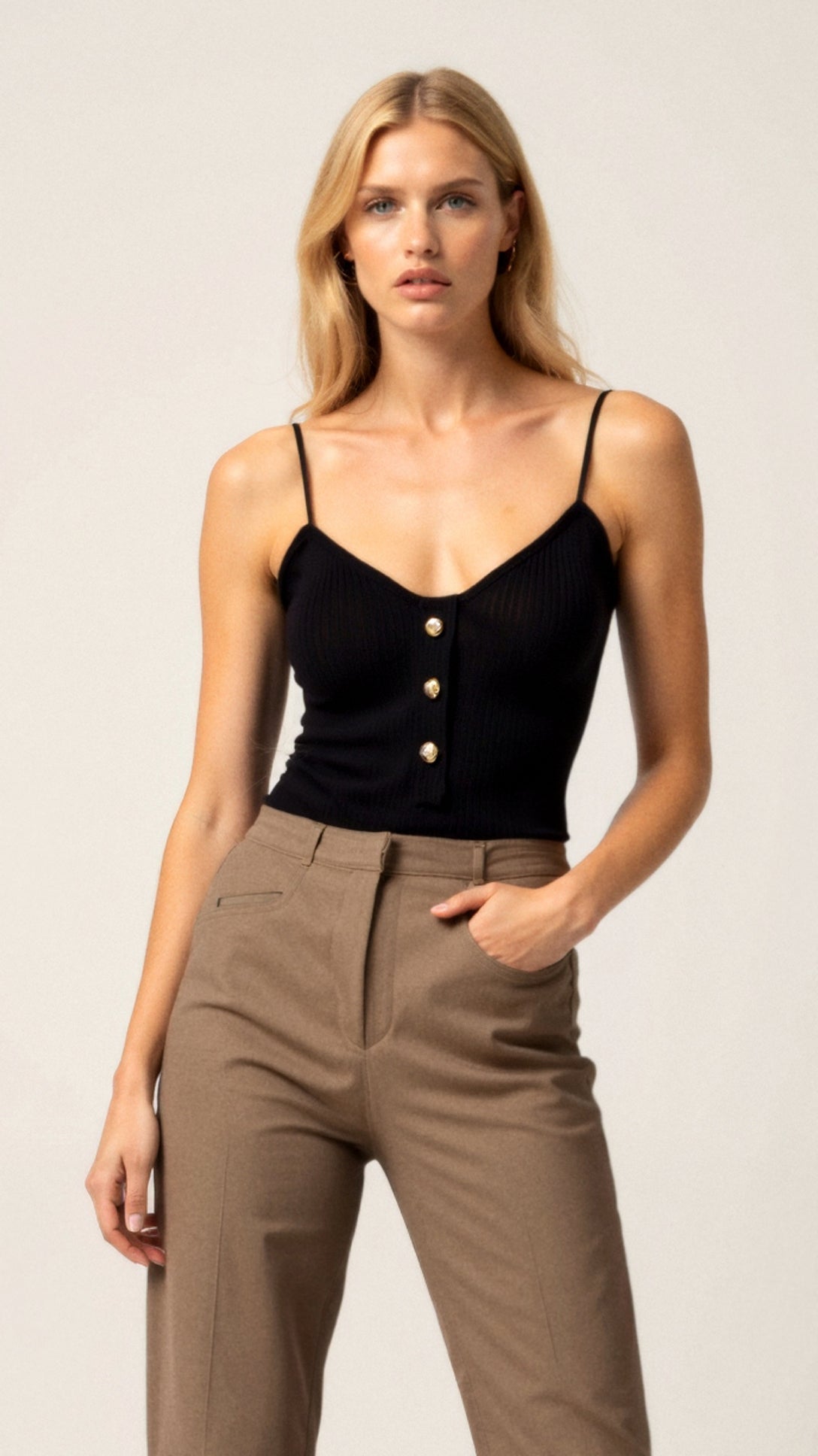 Ajda - Pleten Top s Srčastim Izrezom in Gumbi