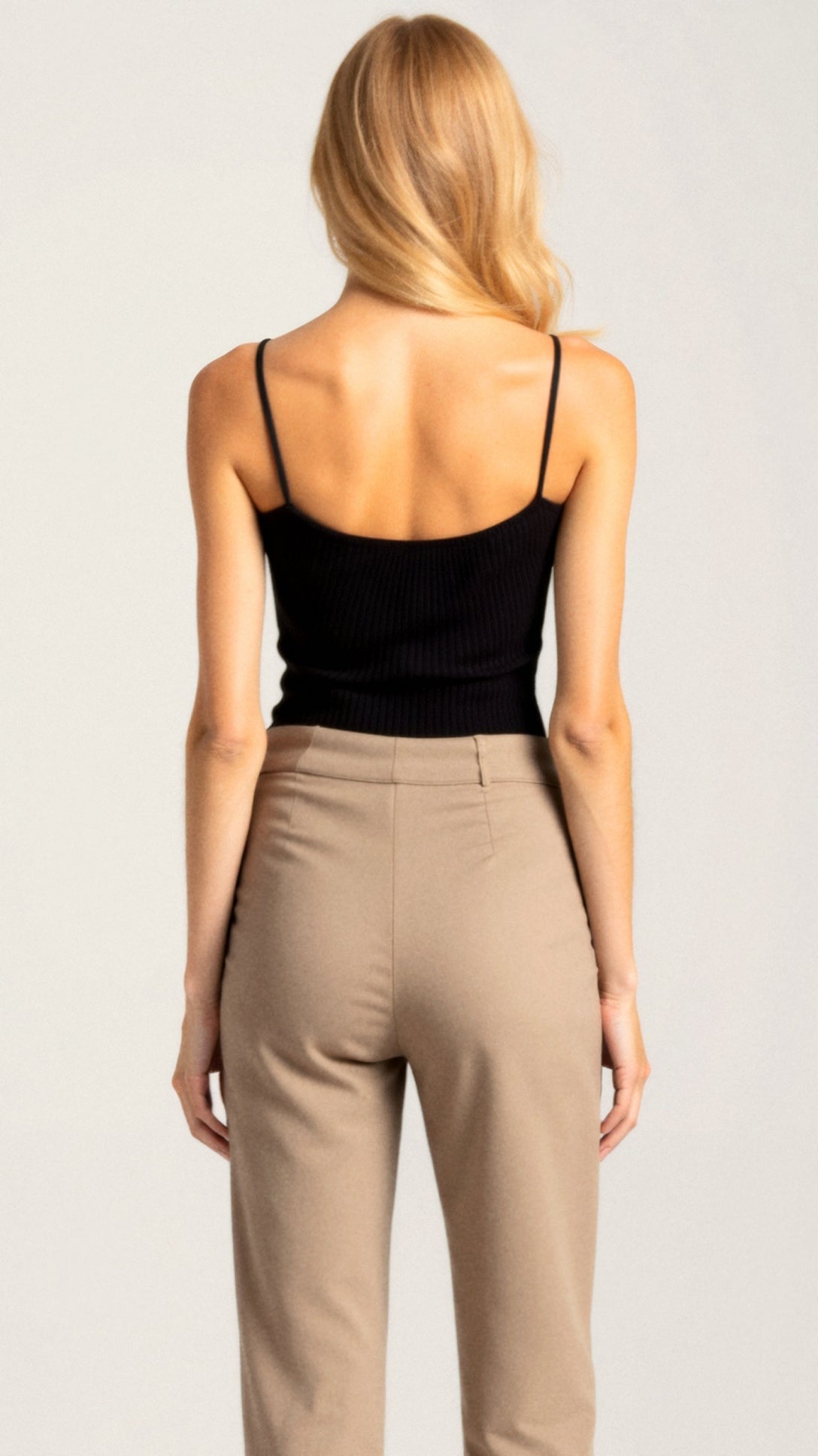 Ajda - Pleten Top s Srčastim Izrezom in Gumbi