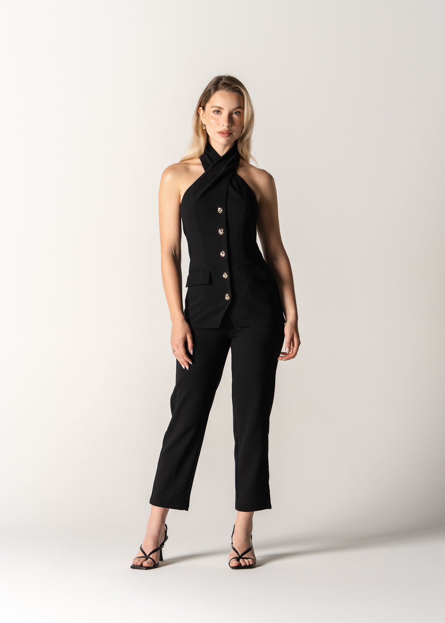 Nika - Črn Top s Prekrižanim Izrezom