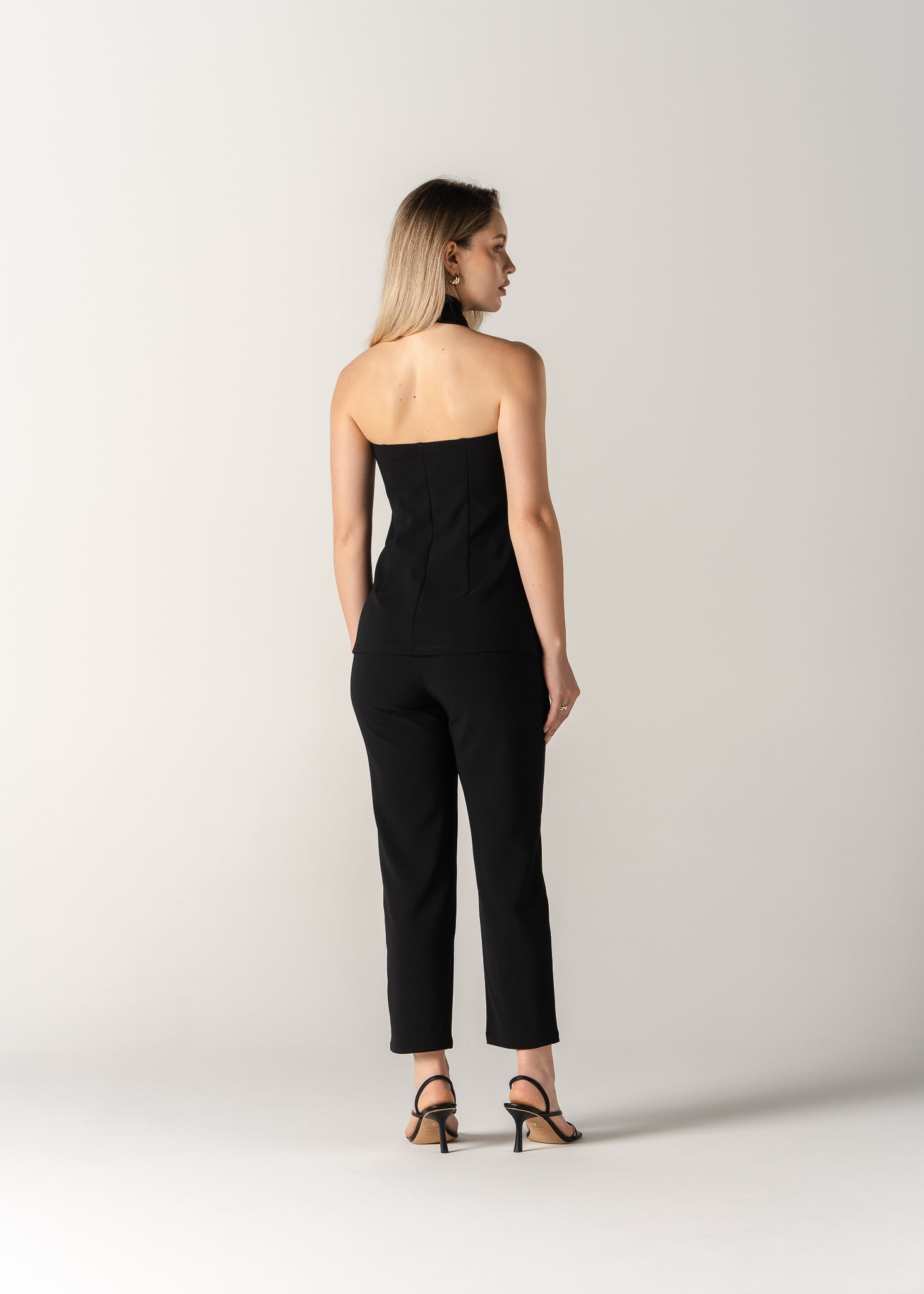 Nika - Črn Top s Prekrižanim Izrezom