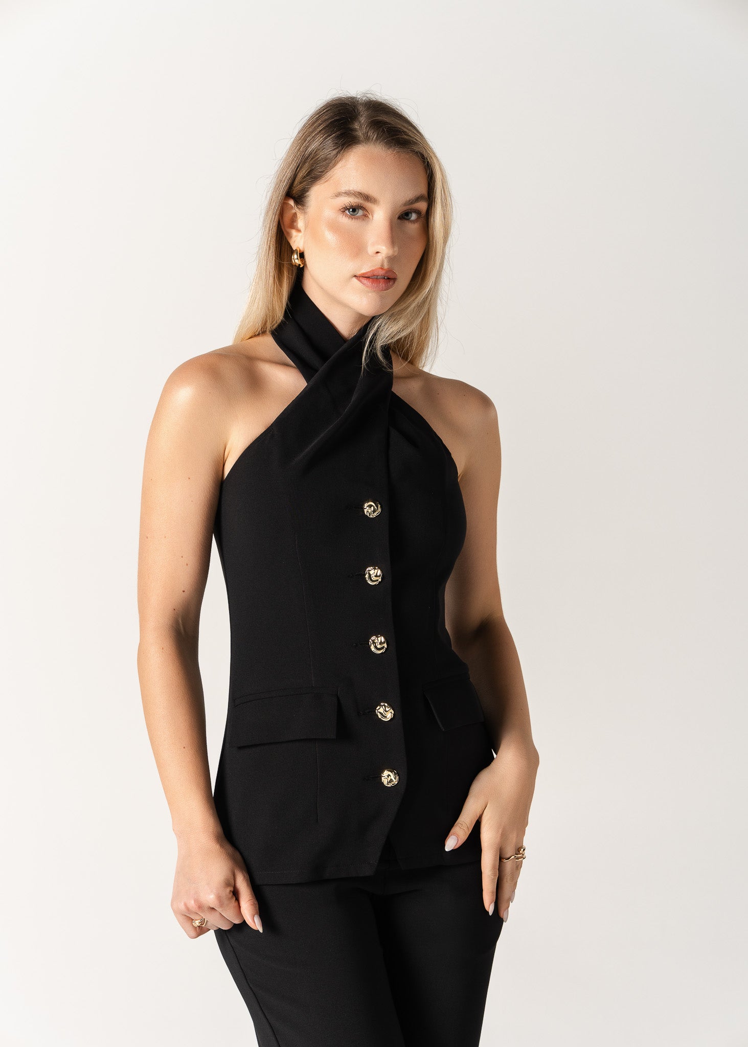 Nika - Črn Top s Prekrižanim Izrezom