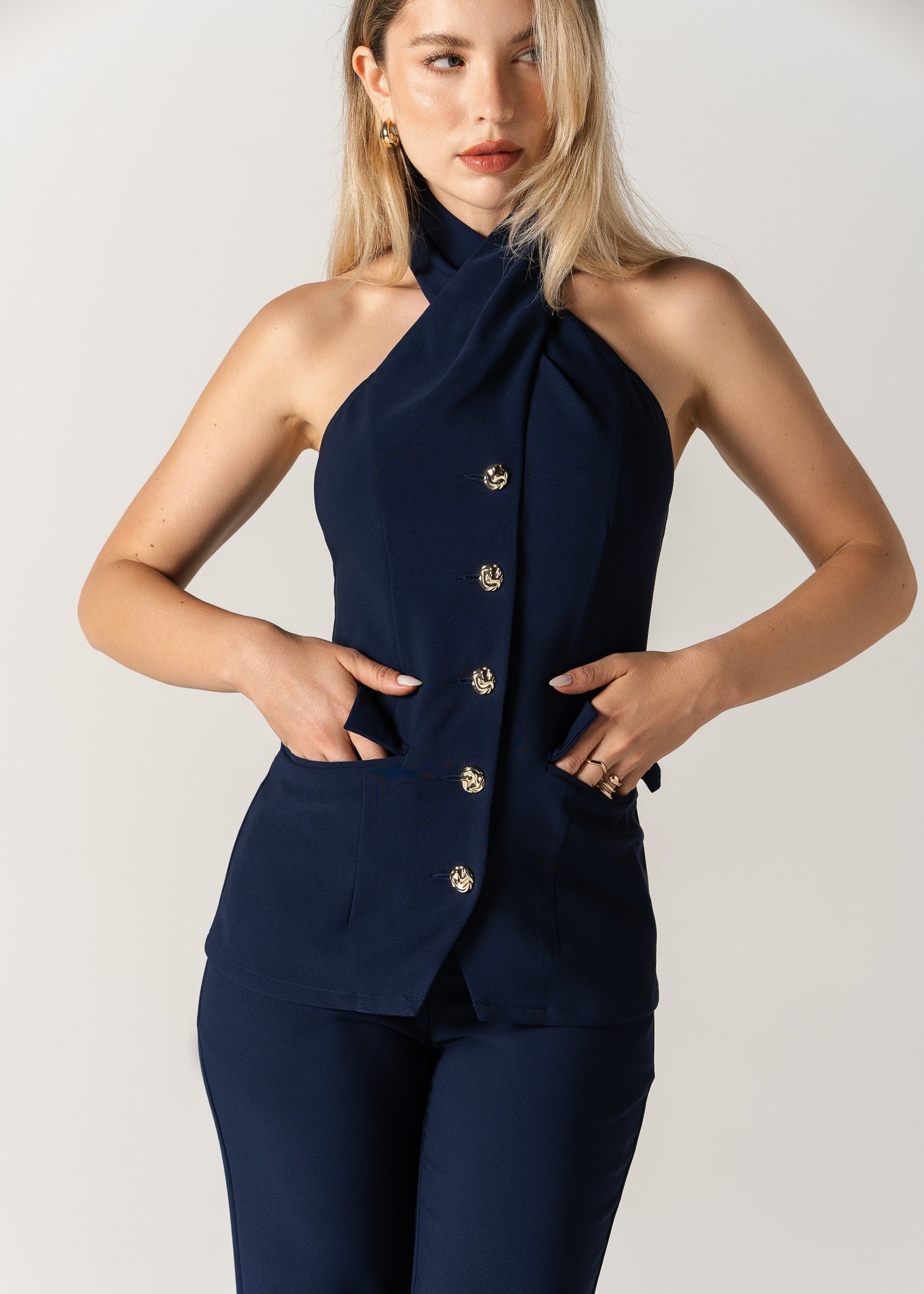 Zala - Strukturiran Top z Zlatimi Gumbi