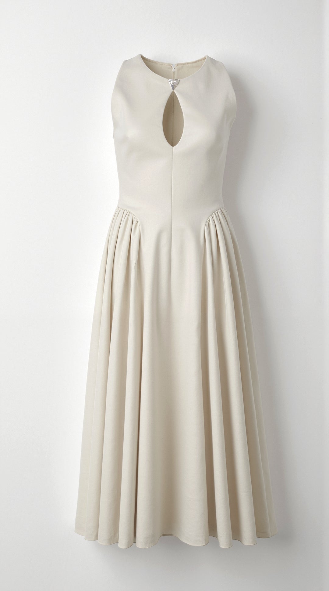 Alexandra Zračni Laneni Oblek z Izrezi" can be rewritten as "Alexandra Zračni Laneni Oblek s Cut-Out Detajli.