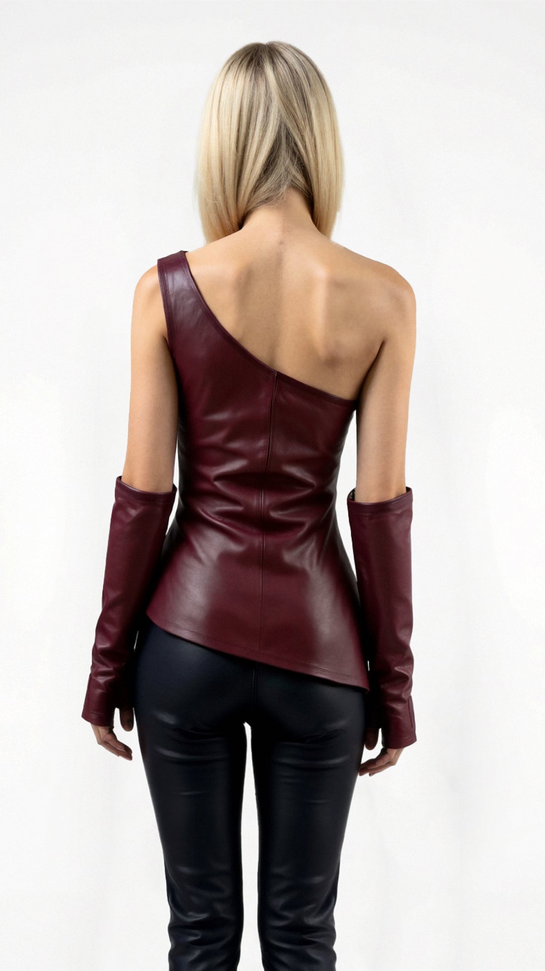 Ema - Dramatičen Top v Videzu Usnja